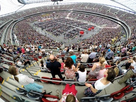 Томаш Голуб / Фото Гость Более 40 000 человек приняли участие в ретрите «Иисус на стадионе»  люди - он выполняет необычные вещи