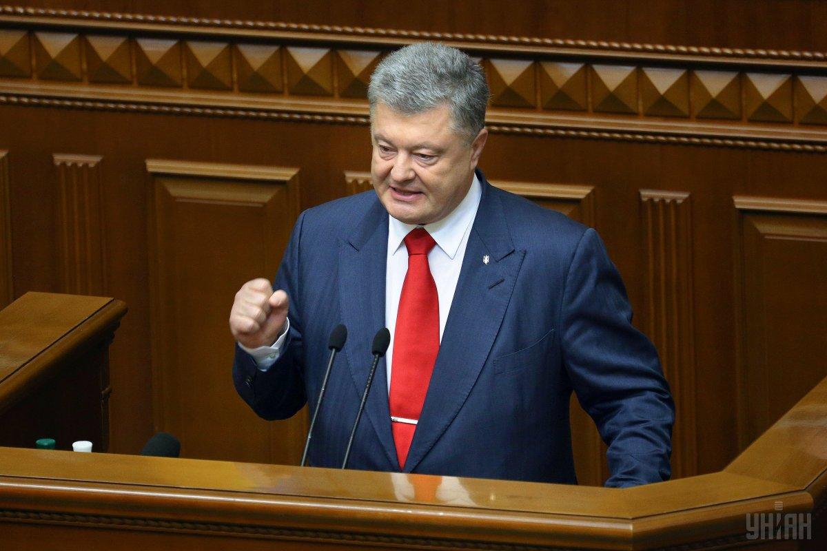 Президент Петро Порошенко підкреслив, що в Україні вдалося створити армію, яка міцно тримає оборону на лінії фронту