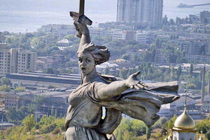 Скульптура «Батьківщина-мати кличе» у Волгограді є композиційним центром пам'ятника-ансамблю «Героям Сталінградської битви», розташованого   на Мамаєвому кургані