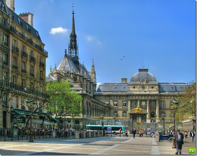 У Парижі і його передмістях багато красивих палаців - постараюся охопити всі найбільш відомі і примітні   Почнемо, мабуть, з Палацу Правосуддя