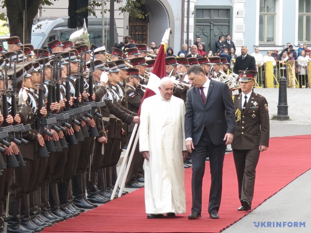 Завершився дводенний візит до Литви Папи Римського   Минулого разу країни Балтії, в тому числі і Литву, Папа Римський відвідував рівно 25 років тому, і це був Іван Павло II