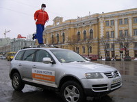 На дорогах України з'явилися автомобілі з каскадерами в лихих позах