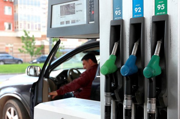 Автоблогер розповів, яка реальна ціна бензину, а також скільки він повинен коштувати в нафтовидобувній країні