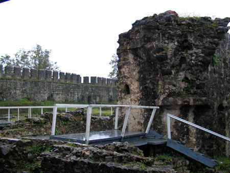 Інші археологічні розкопки проводяться в фортеці, приділяючи особливу увагу римських часів