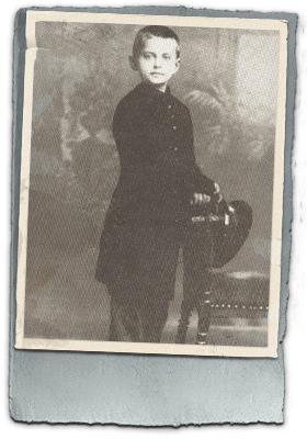 Лейба Бронштейн народився 26 жовтня (7 листопада) 1879 року в селі Янівка Херсонської губернії в родині землевласника   Давида Бронштейна