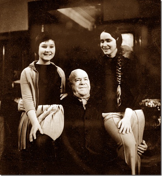 Маршал Радянського Союзу, Герой Радянського Союзу Георгій Костянтинович Жуков з дочкою Машею (праворуч) і Танею (зліва) (1971)
