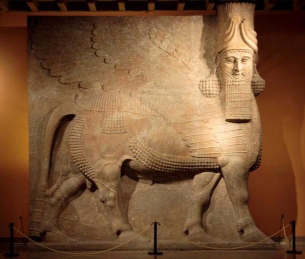 Ламассу є міфічними істотами на зразок сфінкса з головою людини, тілом лева або бика й орлині, які колись охороняли міста в Месопотамії