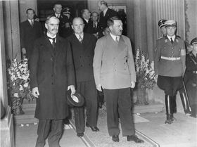 Невілл Чемберлен і Адольф Гітлер, фото: Bundesarchiv, Bild 183-H12751 / CC-BY-SA / Creative Commons 3