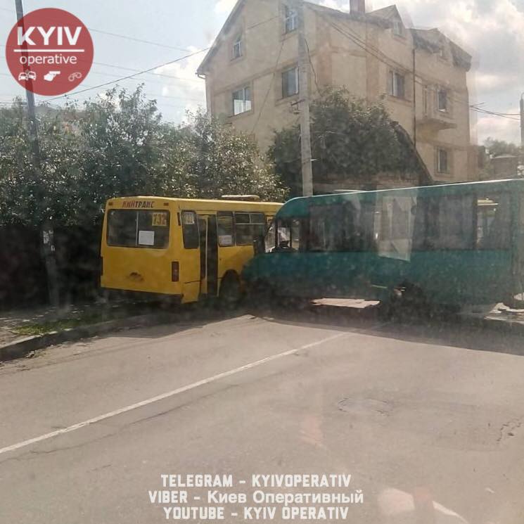 У місті Вишневе Київської області в результаті зіткнення трьох маршруток постраждали два водії і два пасажири