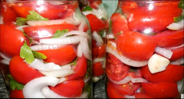 Салат на зиму з помідорами, цибулею, часником і зеленню - «Лакомка»