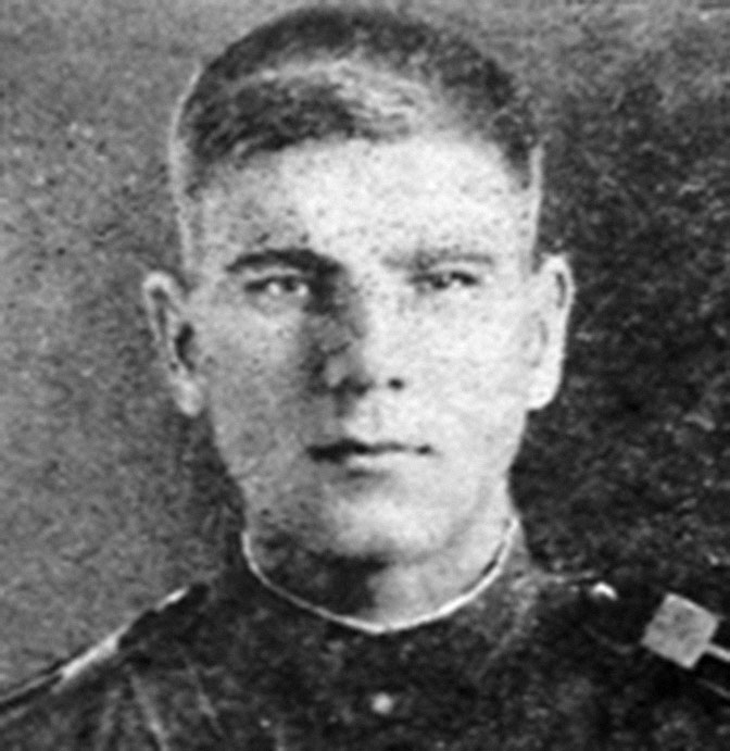 До того моменту, як 13-у танкову бригаду, в якій він служив, перекинули під Житомир, молодий хлопець ледве встиг закінчити Орловське бронетанкове училище