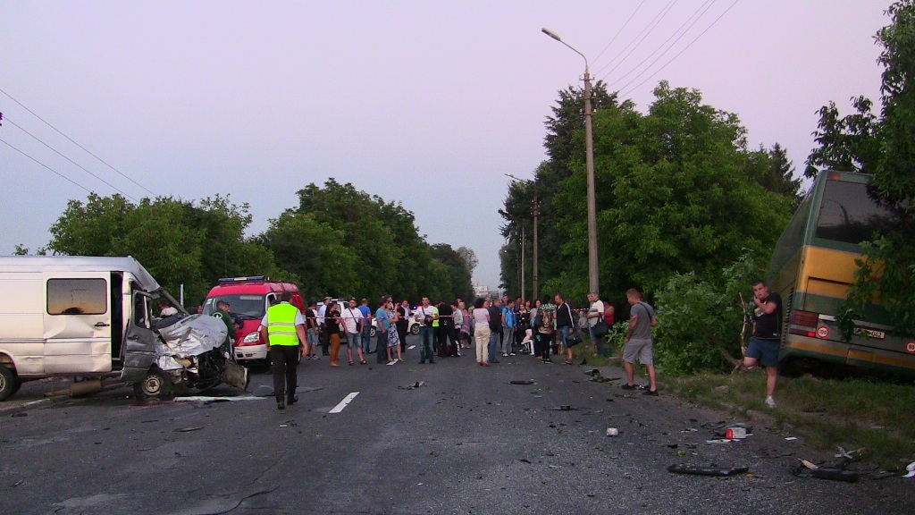 У Чернівцях зіткнулися мікроавтобус Mersedes Sprinter та рейсовий автобус Van Hool, в якому знаходилися 56 громадян Молдови
