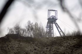 Шахта Рожна (Фото: Даніел Бурда, Чеське радіо)   Хоча сьогодні використовуються для видобутку урану більш сучасні і менш забруднюючі технології, все ж уранові шахти як і раніше є спірними через вплив на навколишнє середовище