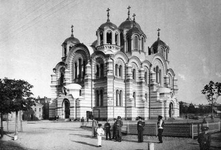 У 1882 році епопея будівництва будівлі Свято-Володимирського собору закінчилася, але тепер необхідно було зробити внутрішні роботи в храмі, упорядкувати інтер'єр і розписати стіни