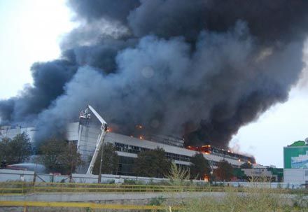 Слідчі Святошинського райуправління столичної міліції порушили кримінальну справу за фактом вчорашньої пожежі на складах побутової техніки