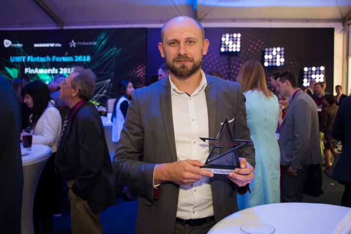 Нагороду на FinAwards2018 забирав Олександр Чаленко, заступник директора департаменту розвитку роздрібного бізнесу Креді Агріколь Банку