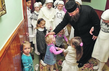 19 серпня 2013, 12:33 Переглядів:   За дітьми доглядають 100 послушниць з жіночого монастиря, педагоги і вихователі