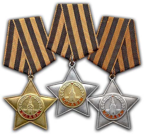 Орден Слави так само вважається «героїчної» нагородою - цю відзнаку має три ступеня і видавався в порядку суворої послідовності від нижчого ступеня до вищого
