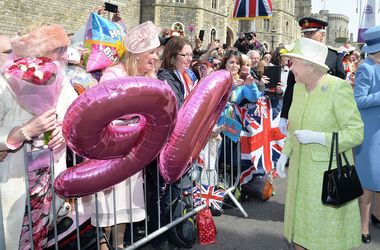 21 квітня 2016, 22:19 Переглядів:   Королева Єлизавета II продовжує отримувати привітання, фото AFP