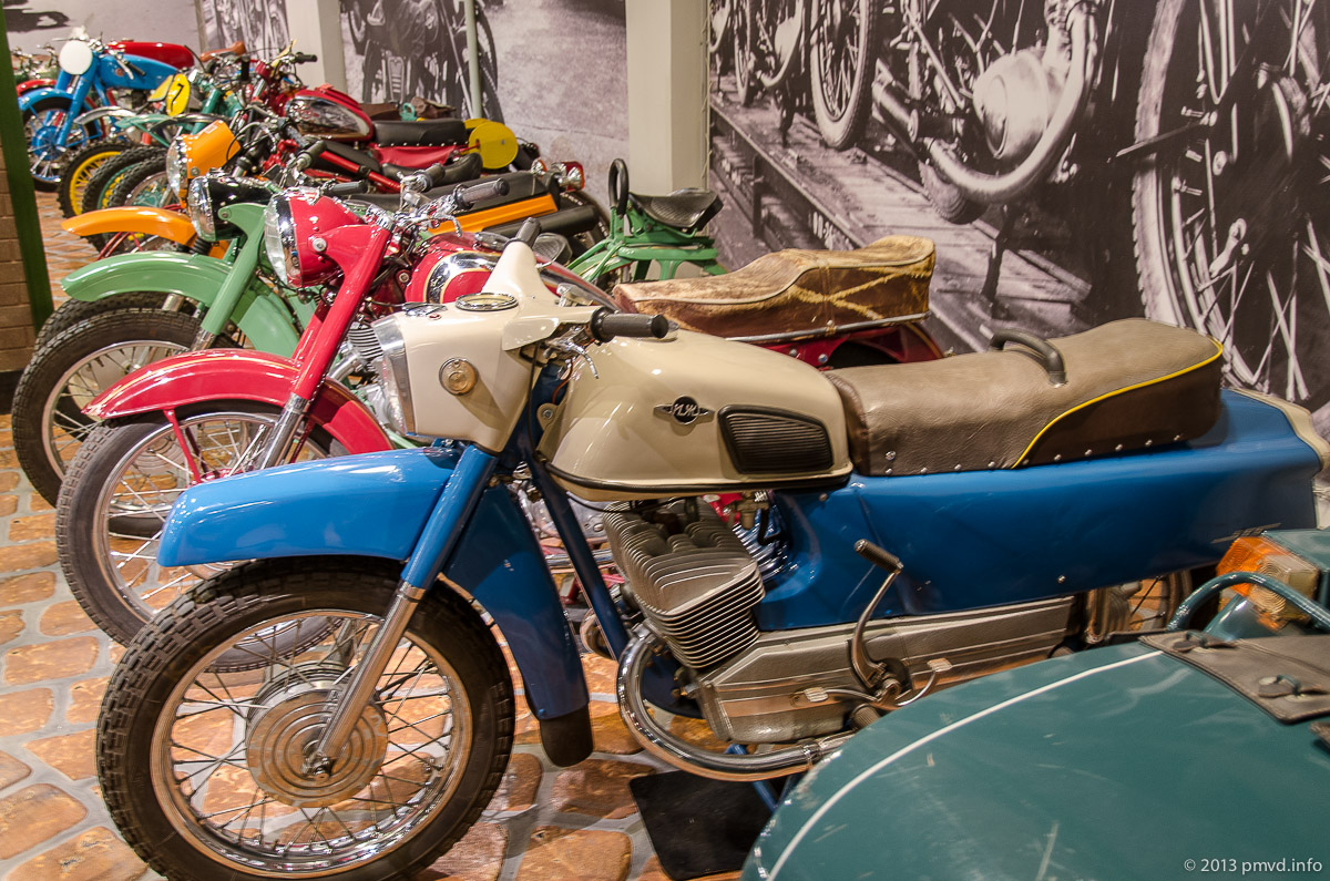 А також здивуватися різноманітності радянських і зарубіжних мотоциклів