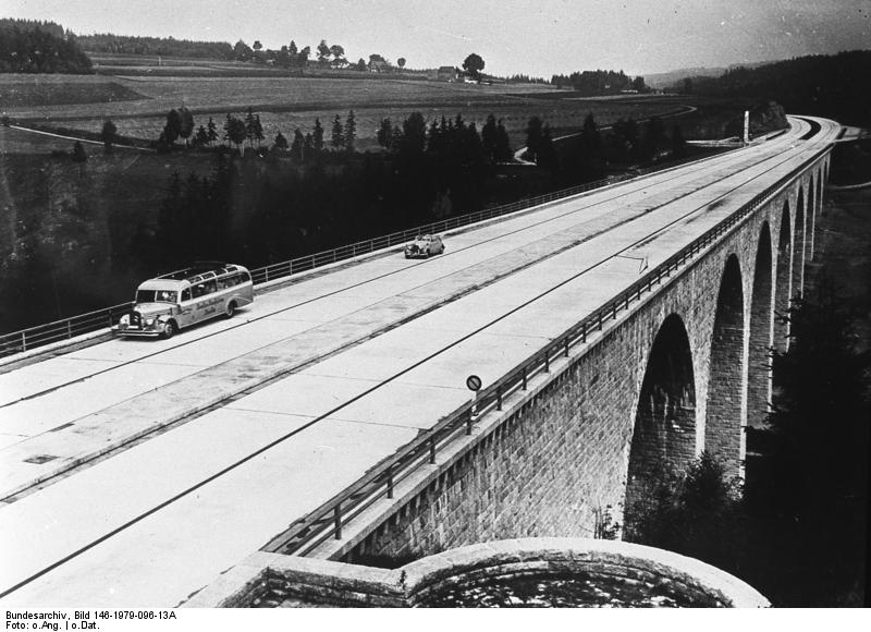 А ось класичне поняття автобан почали використовувати тільки до 1932 року, коли між Кельном і Бонном побудували вже справжній 20-кілометрову ділянку для руху зі швидкістю до 120 км / год (більшість авто тоді не могло розганятися вище 60 км / ч)