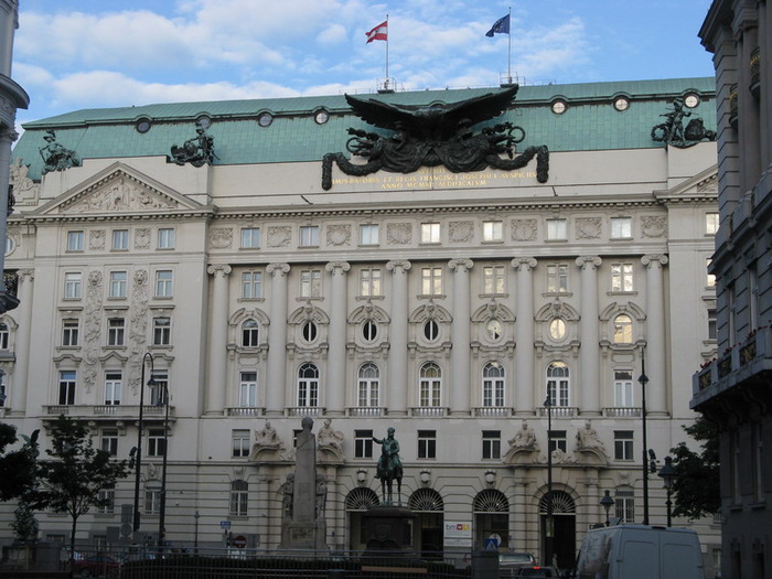 З лівого боку ми побачимо будівлю військового міністерства, перед ним пам'ятник герою в битвах з Наполеоном - графу Радецькому
