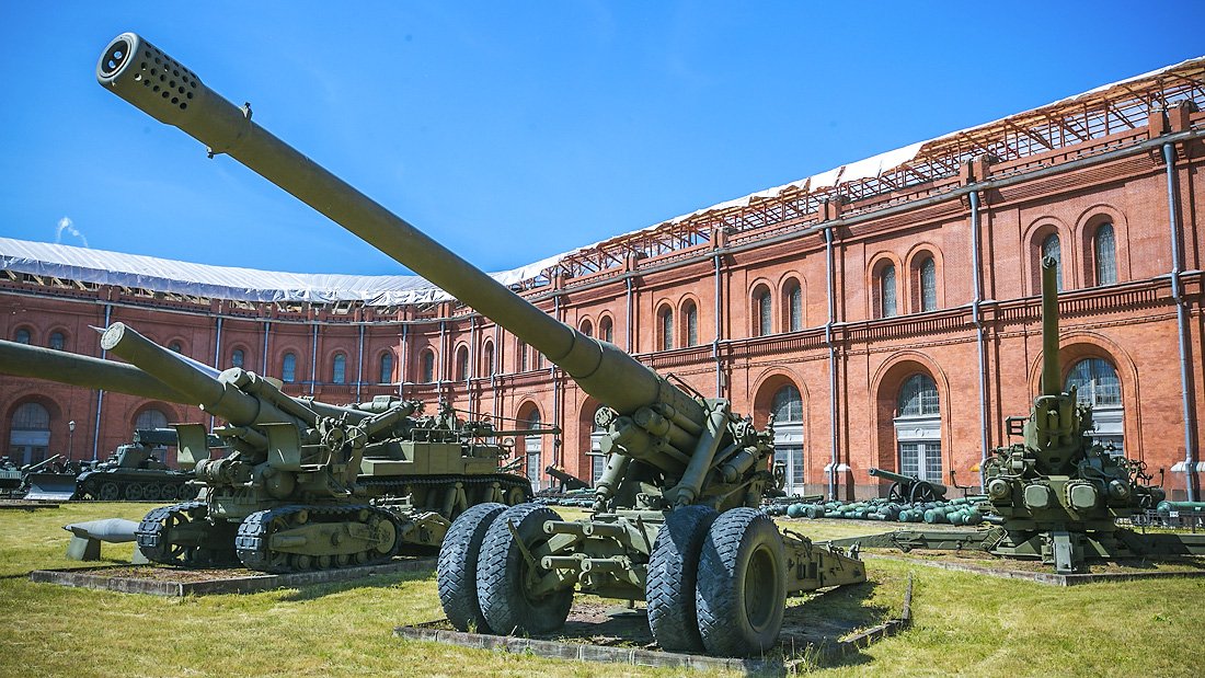 Днем народження Військово-історичного музею артилерії, інженерних військ і військ зв'язку вважається 29 серпня 1703 року, коли на території Петропавлівської фортеці за особистою вказівкою Петра I був побудований спеціальний Цейхгауз для зберігання старовинних артилерійських знарядь